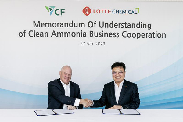 Memorandum of understanding ceremony between Lotte Chemical and CF Industries Holdings to cooperate with clean ammonia production in the U.S. on Feb. 27. [Photo provided by Lotte Chemical]