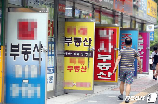 (서울=뉴스1) 황기선 기자 = 사진은 이날 서울시내 부동산 중개업소 밀집지역의 모습. 2019.7.29/뉴스1