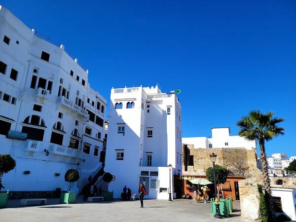 모로코 탕헤르 항구 근처의 모습,남부 유럽의 도시 같다