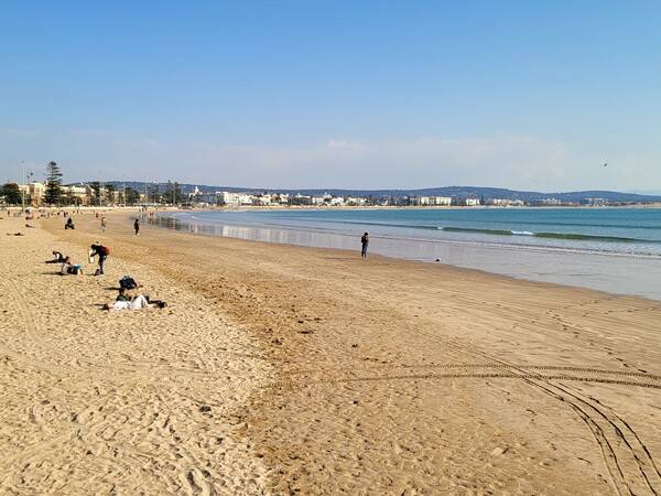 에사우이라 해변가,한 겨울에도 일광욕하는 사람들이 많다