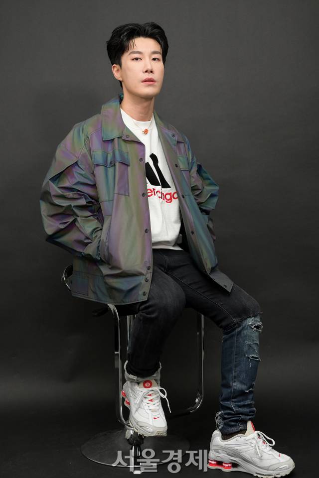 가수 산이가 서울경제스타 인터뷰에 앞서 포즈를 취하고 있다. / 사진=김규빈 기자