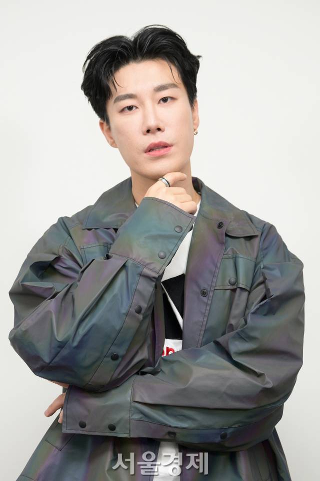 가수 산이가 서울경제스타 인터뷰에 앞서 포즈를 취하고 있다. / 사진=김규빈 기자