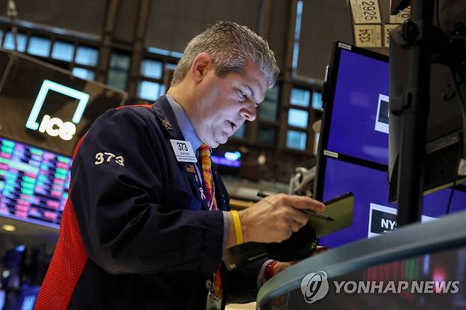 NYSE 입회장에 일하는 트레이더의 모습 [연합뉴스 자료사진]