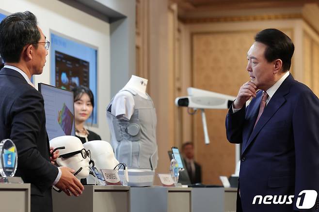 윤석열 대통령이 28일 청와대 영빈관에서 열린 바이오헬스 신시장 창출전략 회의에 앞서 SK바이오팜 이동훈 대표로부터 웨어러블 뇌전증 탐지안경에 대한 설명을 청취하고 있다.. (대통령실 제공) 2023.2.28/뉴스1 ⓒ News1 오대일 기자