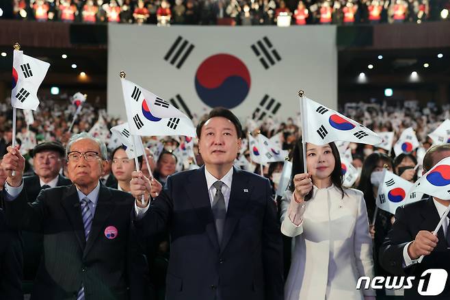 윤석열 대통령과 김건희 여사가 1일 서울 중구 유관순기념관에서 열린 제104주년 3.1절 기념식에서 태극기를 흔들며 3.1절 노래를 제창하고 있다. (대통령실 제공) 2023.3.1/뉴스1 ⓒ News1 오대일 기자