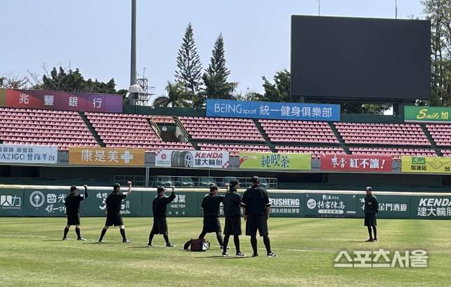 경기 시작 전 모여서 훈련을 하는 대만 야구 심판들. “아웃” 콜을 외치고 있다. 가오슝(대만) | 황혜정기자. et16@sportsseoul.com