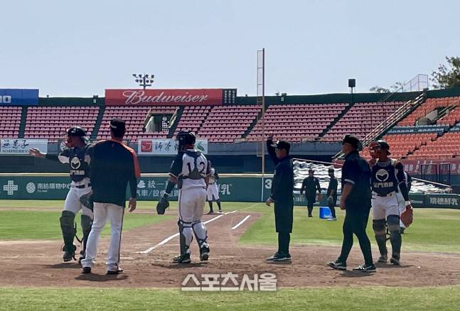 경기 시작 전 모여서 홈팀 선수들과 훈련을 하는 대만 야구 심판들. 가오슝(대만) | 황혜정기자. et16@sportsseoul.com