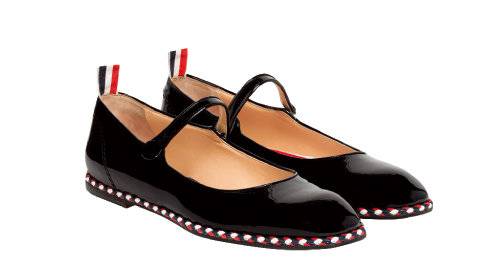 플리츠스커트와 매치하면 잘 어울리는 심플한 디자인의 슈즈. 120만9000원 톰브라운.