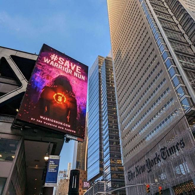 미국 뉴욕 타임스 스퀘어에 등장한 '워리어 넌을 구하라' 광고. 넷플릭스가 초자연 호러 시리즈 '워리어 넌'의 시즌3 제작을 취소하면서, 이에 반발한 시리즈의 팬들은 온라인 해시태그 청원 운동에 이어 오프라인으로 활동 범위를 넓히고 있다. /트위터