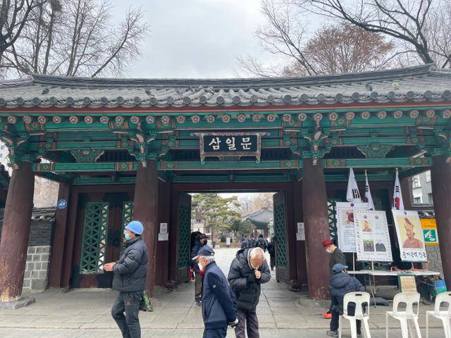 서울 종로구 탑골공원 입구인 삼일문 앞을 노인들이 지나가고 있다.