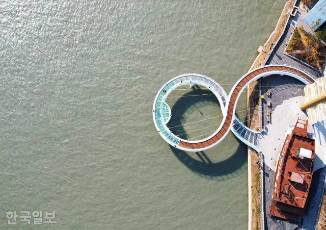 강강술래를 형상화한 울돌목 스카이워크.