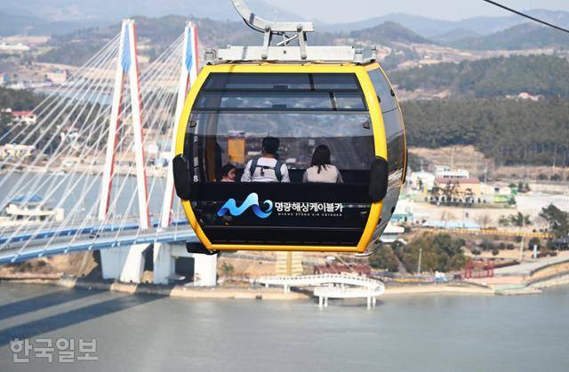 나라의 명운을 건 싸움이 벌어진 역사의 현장을 이제는 케이블카를 타고 편안하게 내려다본다.