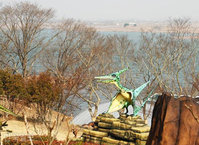 우항리 공룡박물관 탐방로에 설치한 익룡 조형물.