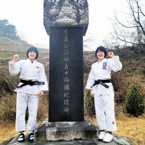 현조 할아버지인 허석의 순국기념비 옆에 선 허미미(왼쪽)-미오 자매. 둘은 “최근에서야 삼일절의 의미를 알게 됐다”고 했다. [사진 경북체육회