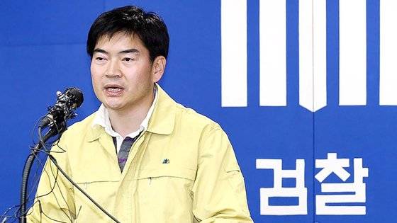 지난달 25일 국가수사본부장에서 사의를 표명한 정순신 변호사의 검사 재직 시절 모습. 정 변호사는 이번 학폭 논란과 관련해 ″두고두고 반성하며 살겠다″는 입장을 밝혔다. 연합뉴스