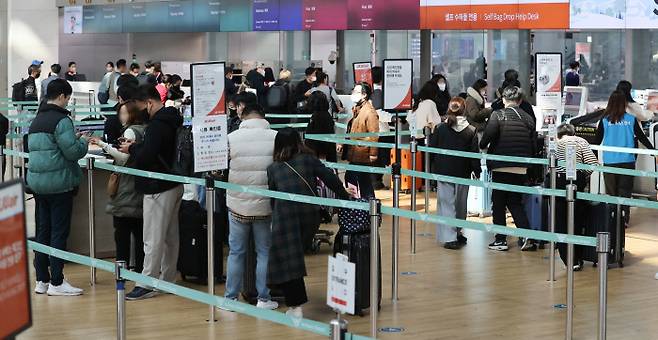 인천국제공항 제1여객터미널 출국장에서 1일 시민들이 일본행 비행기 탑승수속을 위해 줄을 서 있다. 일본 무비자 입국이 재개된 지난해 10월 이후 한국인들의 일본 방문은 꾸준히 늘어 지난달에는 56만5000명을 넘기며 일본 전체 외국인 방문객의 37.7%에 달했다. 연합뉴스