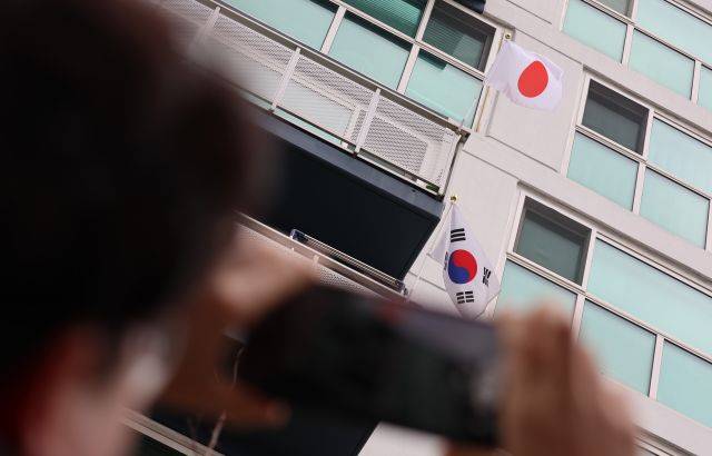 3.1절인 1일 오후 세종시 한 아파트 베란다 국기게양대에 일장기가 걸려 있다. 연합뉴스