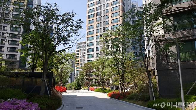 '경희궁자이'에서 내려다보이는 월암근린공원과 산책로. 홍난파가옥을 비롯해 역사문화자원이 보존돼있고 한양도성 둘레길을 따라 인왕산까지 등산이 가능하다. /사진=김희정