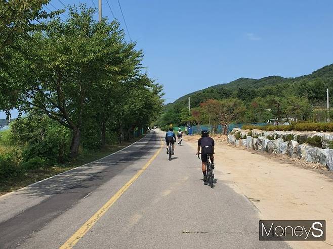 인천시 중구 영종도 등에 라이더들을 위한 자전거길이 조성되고 있지만 자전거 동호인들은 가고 싶어도 가기 힘들다고 하소연한다. 사진은 영종도를 지나 신시모도로 향하는 라이더들. /사진=독자제공