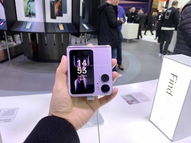 삼성 갤럭시Z플립4와 매우 유사한 중국 오포 폴더블폰 ‘파인드 N2 플립’ [사진 박로명 기자]