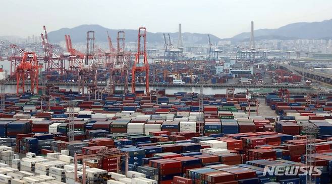 [부산=뉴시스] 하경민 기자 = 1일 부산 남구 감만(사진 위) 및 신선대(아래) 부두 야적장에 컨테이너가 가득 쌓여 있다. 2023.03.01. yulnetphoto@newsis.com
