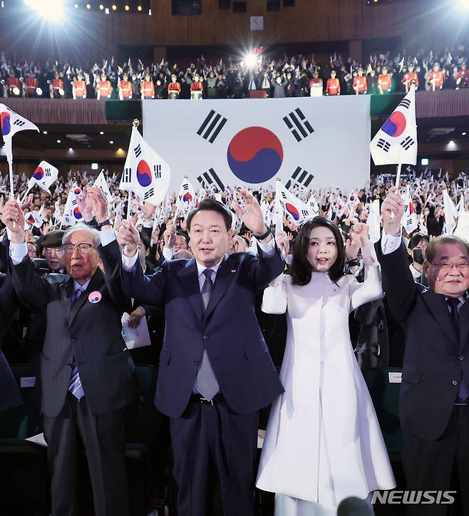 윤 대통령 내외, 3.1절 만세삼창