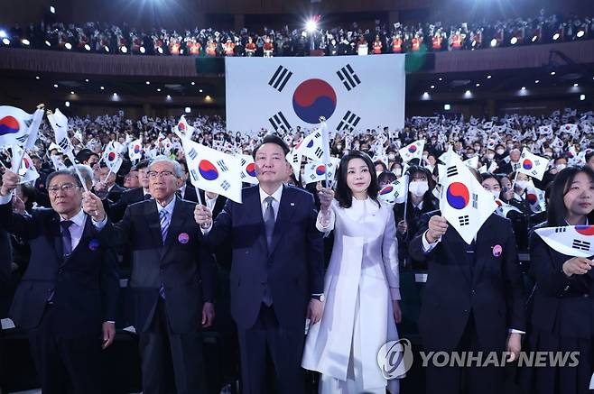 3.1절 노래 제창하는 윤석열 대통령 내외 (서울=연합뉴스) 안정원 기자 = 윤석열 대통령과 김건희 여사가 1일 서울 중구 유관순 기념관에서 열린 제104주년 3.1절 기념식에서 3.1절 노래를 제창하고 있다. 2023.3.1 jeong@yna.co.kr