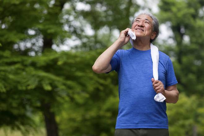 가벼운 걷기는 심장 질환이 있는 사람들에게 좋은 운동으로 꼽힌다. [사진=게티이미지뱅크]