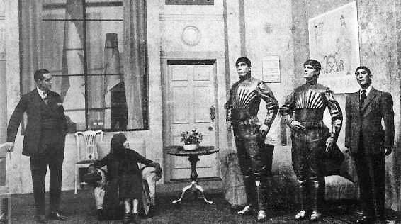 1921년 1월에 초연된 연극 'RUR'의 한 장면. 오른쪽에 로봇 3명이 보인다. /사진=위키피디아
