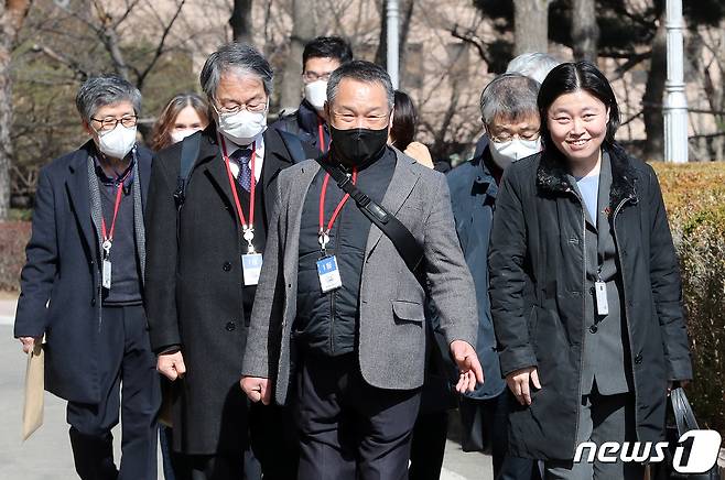 임은정 대구지검 중요경제범죄조사단 부장검사(오른쪽)가 2일 오후 경기도 과천 법무부 청사에서 열린 검사적격심사위원회에 특별변호인단과 함께 출석하고 있다. 2023.3.2/뉴스1 ⓒ News1 박세연 기자