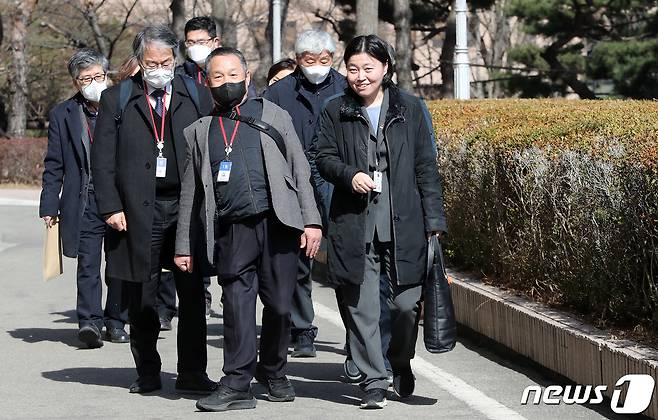 임은정 대구지검 중요경제범죄조사단 부장검사(오른쪽)가 2일 오후 경기도 과천 법무부 청사에서 열린 검사적격심사위원회에 특별변호인단과 함께 출석하고 있다. 2023.3.2/뉴스1 ⓒ News1 박세연 기자