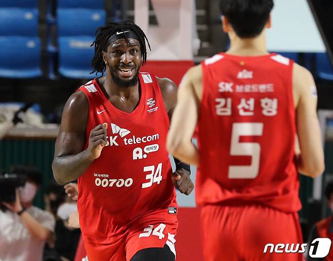 4일 오후 서울 송파구 잠실학생체육관에서 열린 'SKT 에이닷 프로농구 2022-2023 KBL' 서울 SK 나이츠와 원주 DB 프로미의 경기에서 SK 워니가 골을 성공시킨 뒤 김선형과 대화하고 있다. 2023.1.4/뉴스1 ⓒ News1 구윤성 기자