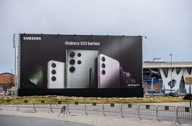 삼성전자는 MWC 2023 행사장 입구에 '갤럭시 S23 시리즈'와 '갤럭시 북3 시리즈' 등 최신 모바일 제품의 대형 옥외 광고를 선보였다.(사진=삼성전자)