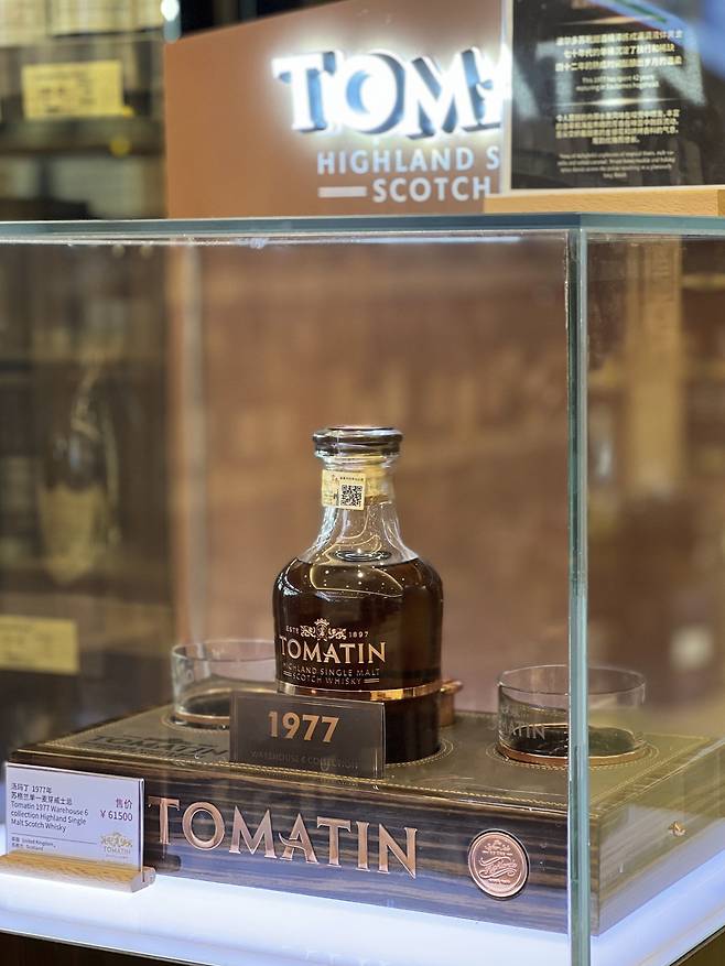 중국 베이징의 한 마트에서 영국 토마틴 증류소의 '1977 웨어하우스 6 컬렉션' 하이랜드 싱글 몰트 스카치 위스키가 6만1500위안(약 1170만 원)에 판매되고 있다. /베이징=김남희 특파원