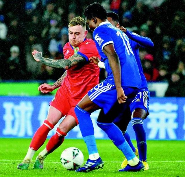 블랙번의 새미 스모딕스(사진 왼쪽)가 1일 레스터시티와의 2022∼2023시즌 잉글랜드축구협회(FA)컵 16강전에서 상대 
선수들을 앞에 두고 돌파를 시도하고 있다. 2부 리그 블랙번은 1부 리그 레스터시티를 2-1로 꺾고 2015년 이후 8년 만에 
8강에 진출했다. 레스터=AP 뉴시스