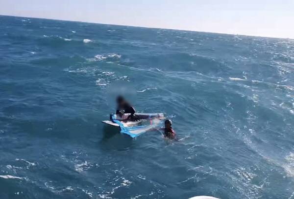 해경이 표류 중이던 A 씨를 구하고 있다. 부산해경 제공