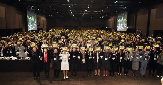 대한간호협회가 27일 개최한 제90회 정기 대의원총회에서 대의원들이 '간호법 제정' 문구가 적힌 피켓을 들며 시위하고 있다. /사진=대한간호협회