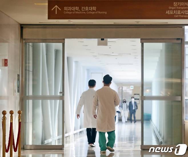 서울 시내 한 대학병원에서 의료진이 발걸음을 옮기고 있다/사진=뉴스1