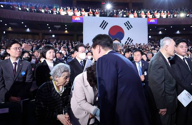 [서울=뉴시스] 홍효식 기자 = 윤석열 대통령이 1일 서울 중구 유관순 기념관에서 열린 제104주년 3.1절 기념식에 입장하고 있다. 좌석 두번째 열에 이재명 더불어민주당 대표, 이정미 정의당 대표 등이 참석해 있다. 2023.03.01.