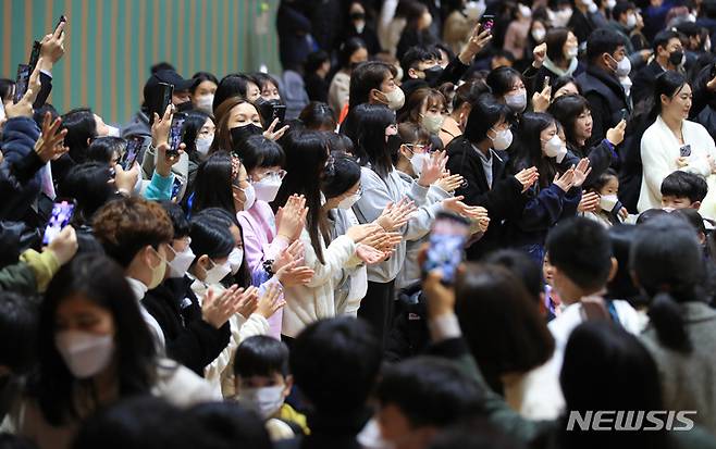 [제주=뉴시스] 우장호 기자 = 초·중·고 개학일인 2일 오전 제주시 이도2동 이도초등학교 체육관에서 열린 '2023학년도 입학식'에서 1학년 학생들이 학부모와 상급반 학생들의 박수를 받으며 교실로 향하고 있다. 2023.03.02. woo1223@newsis.com