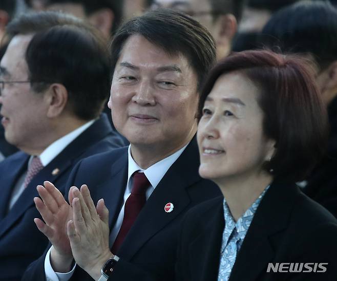 [서울=뉴시스] 고범준 기자 = 안철수 국민의힘 당대표 후보가 26일 오후 서울 여의도 국회 의원회관 로비에서 열린 국민의힘 수도권 총선필승을 위한 전략 토크쇼에 참석해 박수치며 부인 김미경 교수를 바라보고 있다. 2023.02.26. bjko@newsis.com