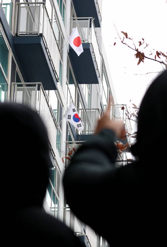 삼일절인 3월1일 세종시 한 아파트 베란다 국기게양대에 일장기가 걸린 것을 주민들이 바라보고 있다. ⓒ 연합뉴스