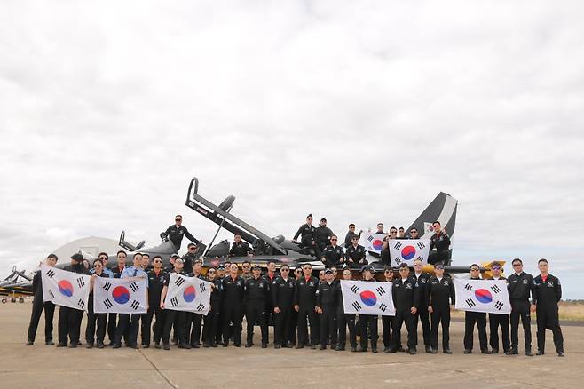 호주 애벌론 에어쇼 참가한 공군 특수비행팀 블랙이글스 (절롱[호주]=연합뉴스) 김지헌 기자 = 공군 특수비행팀 '블랙이글스'가 1일(현지시간) 호주 절롱 애벌론공항에서 열린 호주 애벌론 국제에어쇼에 참가해 T-50B 항공기 앞에서 기념사진을 찍고 있다. 2023.3.1
jk@yna.co.kr