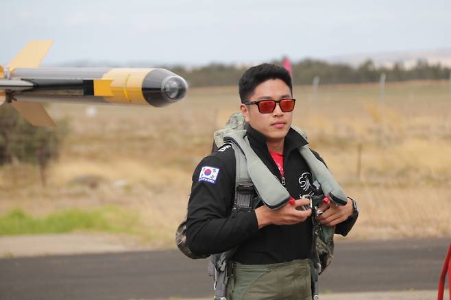 조종복 착용하는 블랙이글스 4번기 조종사 김기혁 대위 (절롱[호주]=연합뉴스) 김지헌 기자 = 블랙이글스 4번기 조종사 김기혁 대위가 1일(현지시간) 호주 절롱 애벌론공항에서 출격하기 전 조종복을 착용하고 있다. 2023.3.1
jk@yna.co.kr