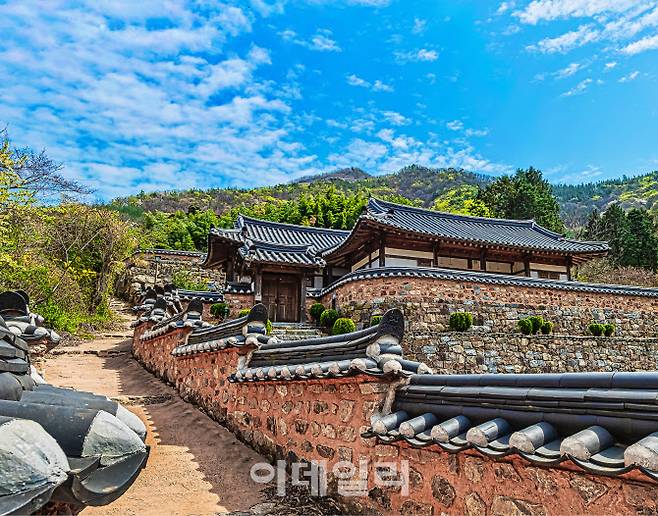 전북 완주군 오성한옥마을 돌담. 완주군은 BTS(방탄소년단) 서머 패키지 촬영지로 인지도가 급상승한 오성한옥마을을 거점시설로 활용해 지역 내 갤러리, 카페 등 문화시설과 연계한 지역 마이스 활성화에 나선다는 계획이다. (사진=완주군청)