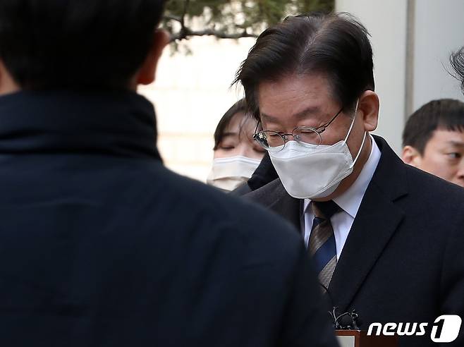 공직선거법 위반 혐의를 받고 있는 이재명 더불어민주당 대표가 3일 서울 서초구 서울중앙지방법원에서 열린 첫 공판을 받는 도중 점심식사를 하기 위해 청사를 나서고 있다. 2023.3.3/뉴스1 ⓒ News1 이동해 기자