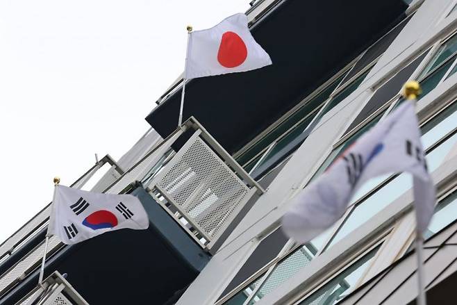 삼일절인 1일 오후 세종시 한 아파트 베란다 국기게양대에 일장기가 걸려 있다. 세종시 맘카페 등 인터넷 커뮤니티에서는 이같은 행위를 비판하는 글이 올라오고 있다. [사진출처=연합뉴스]