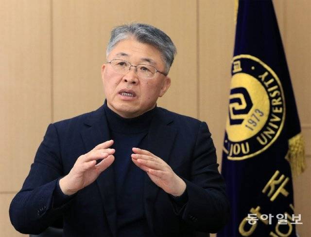 최기주 아주대 총장은 2일 경기 수원시 아주대 총장실에서 가진 동아일보와의 인터뷰에서 “아주대의 앞으로 50년은 창조와 혁신의 역사가 돼야 한다”고 밝혔다. 수원=김재명 기자 base@donga.com