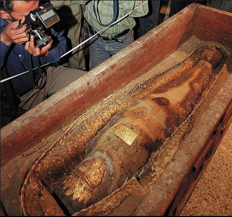 파키스탄 경찰이 밀수꾼으로부터 압수한 '페르시아 공주' 미라가 파키스탄 카라치 국립박물관에 전시돼 있다. AFP 연합뉴스