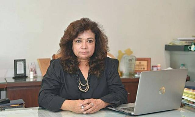 파키스탄의 고고학자이자 박물관학자인 아스마 이브라힘 박사가 2021년 언론 인터뷰에 응하고 있다. 그는 고고학적 지식을 활용해 '페르시아 공주' 미라가 가짜임을 밝혀냈고, 크리스 밀로이 영국 셰필드대 교수와 함께 살인사건 피해자의 정밀 감식에 참여했다. 파키스탄 잡지 '오로라(Aurora)' 홈페이지 캡처